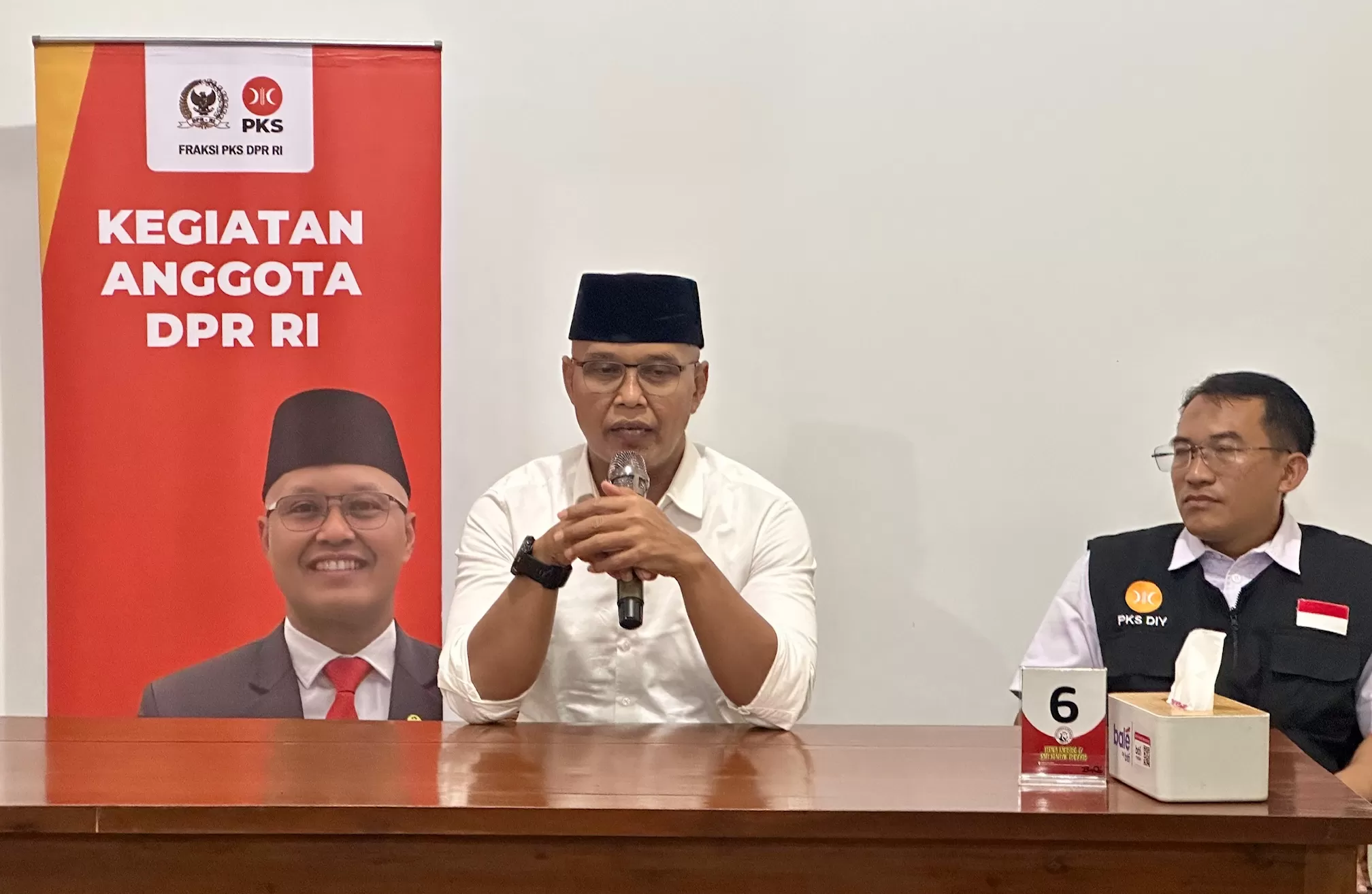 Sukamta saat berbicara dengan media di Jogja (Harminanto)