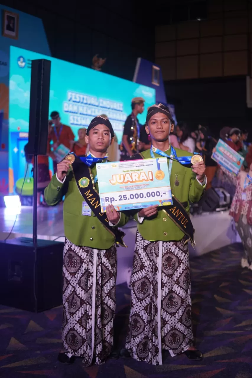 Foto Istimewa Muhammad Fauzan dan Muhammad Iqwan dari MAN 3 Bantul menerima medali emas bidang pariwisata pada FIKSI 2025 di Jakarta. 