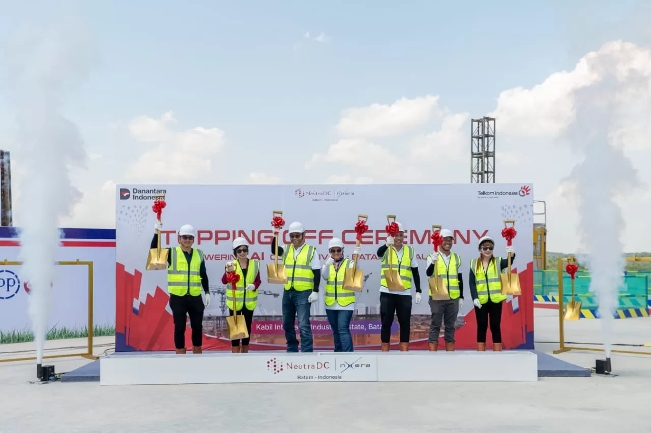 Dari kika: Adrianto Darmoyo, Cyndi Pei, Seno Soemadji, Dian Siswarini, Andreuw Th.A.F, Indrama YM Purba, Singtel Gan Siok Hoon saat melakukan simbolisasi Topping Off di atap gedung campus data center  (Istimewa)