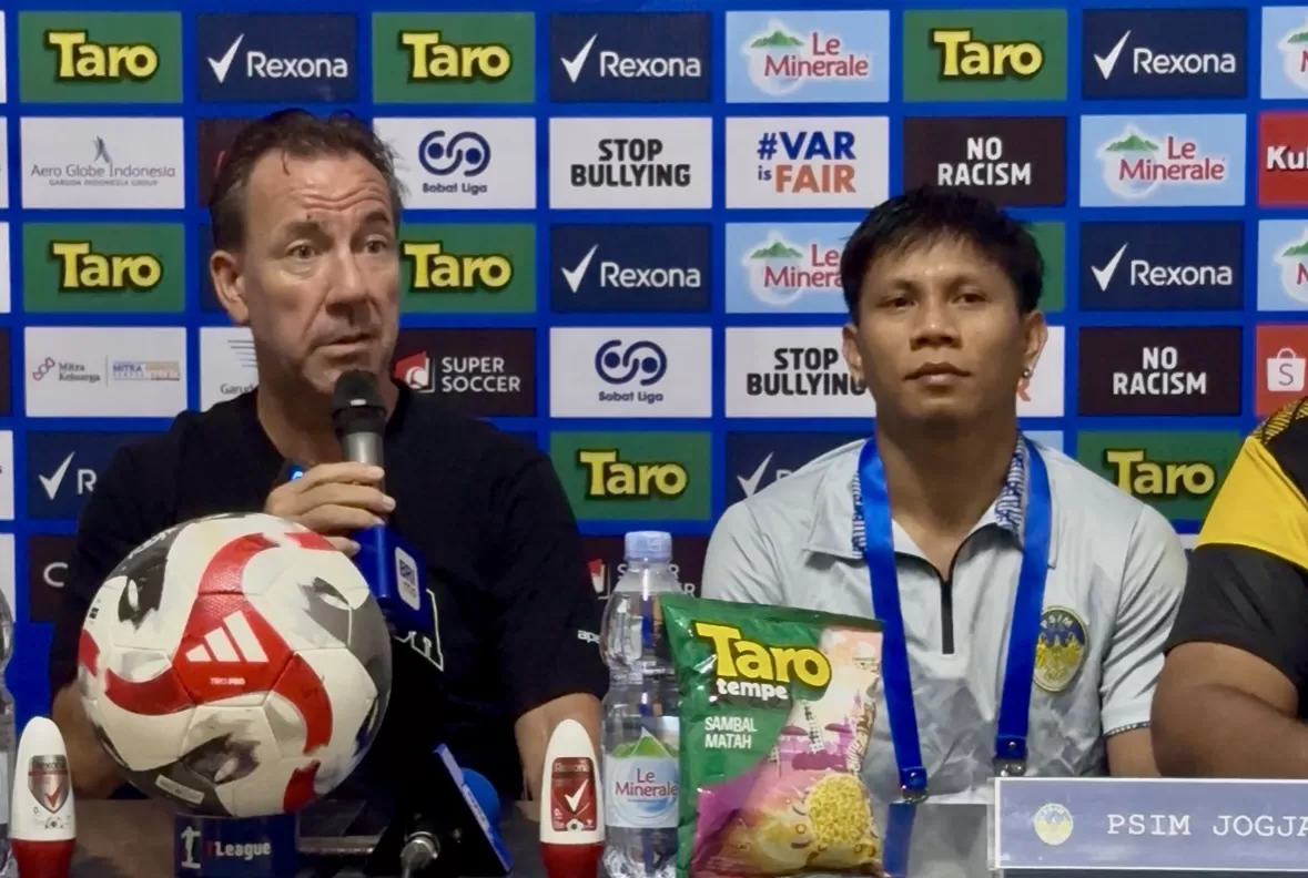 Van Gastel saat ungkap kekecewaan atas kartu kuning pertama Pulga Vidal (Harminanto) 