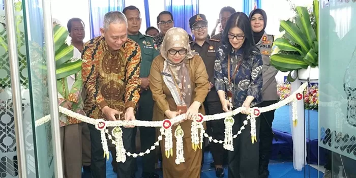 Prosesi pemotongan pita menandai diresmikannya Kantor KCP Bank Jateng Bantul. (Istimewa)