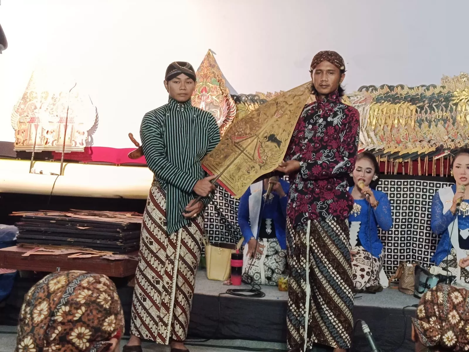 Ki Gadhing Pawukir (kiri) menerima wayang gunungan yang diserahkan oleh Kepala Padukuhan Samben, Argomulyo, Sedayu, Arif Ridhan Yusman. (Foto: Wahyu Priyanti)