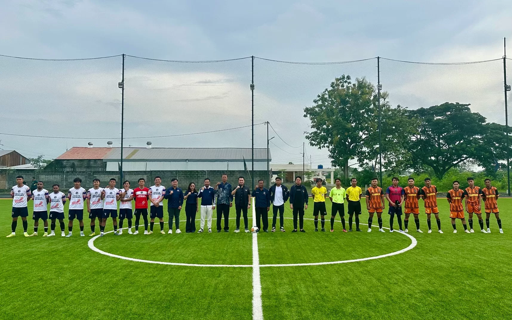 NasDem DIY berfoto dengan para peserta turnamen mini soccer (Harminanto)