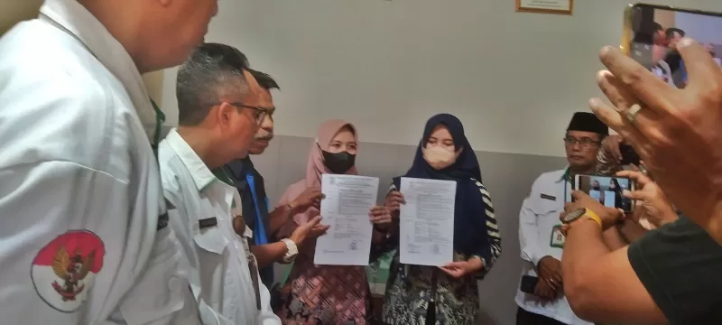 Dua guru yang dipecat didampingi kuasa hukumnya saat melapor ke Kantor Kemenag Banyumas. (Foto: Driyanto)