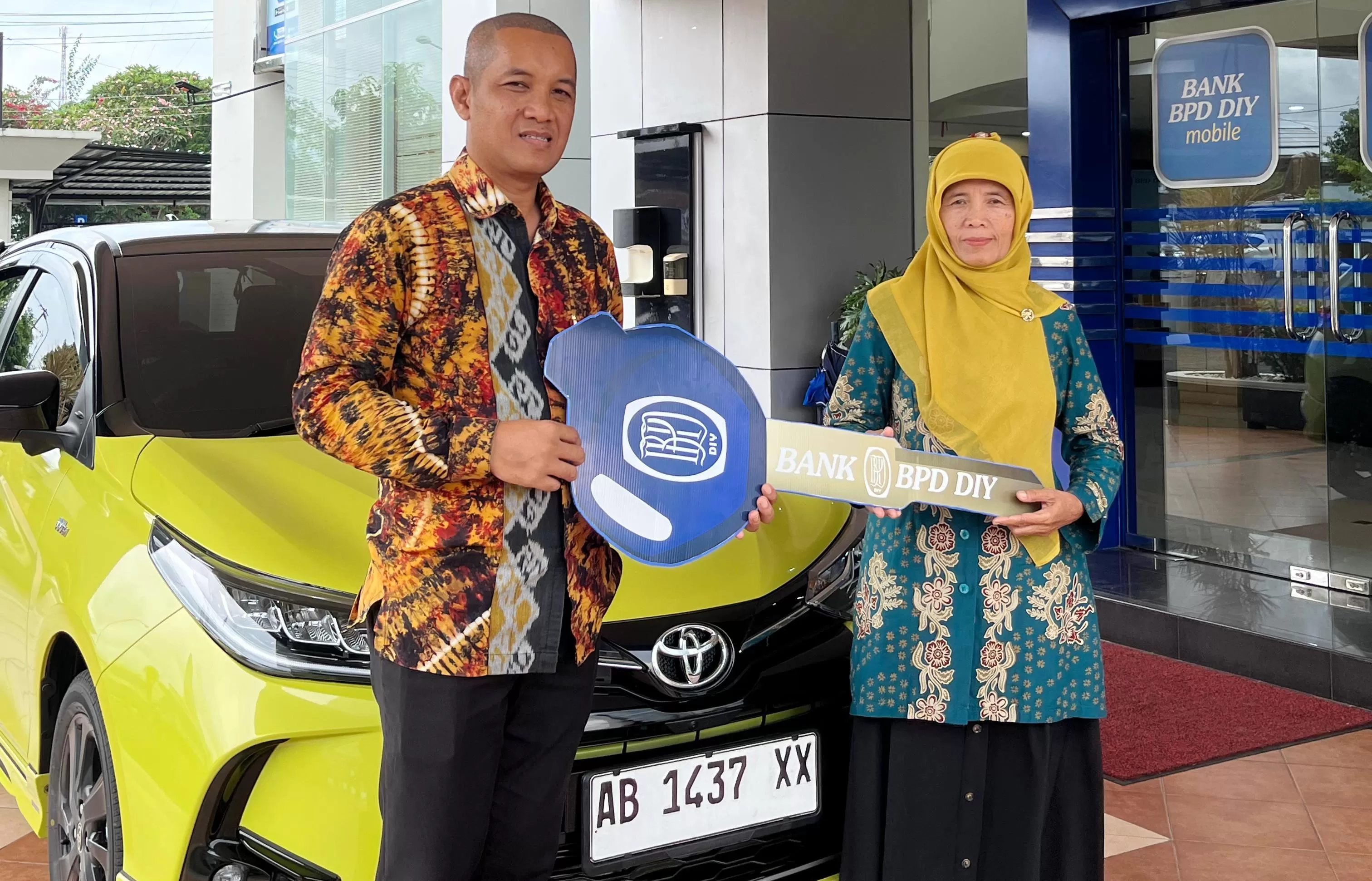 KRJogja.com-Asrul Sani Pimpinan Bank BPD DIY Cabang Wates, Nur Afan Dwi Saputro MM (kiri) menyerahkan hadiah utama mobil Toyota Yaris pada pemenang undian Tabungan Sutera, Mujiyem.