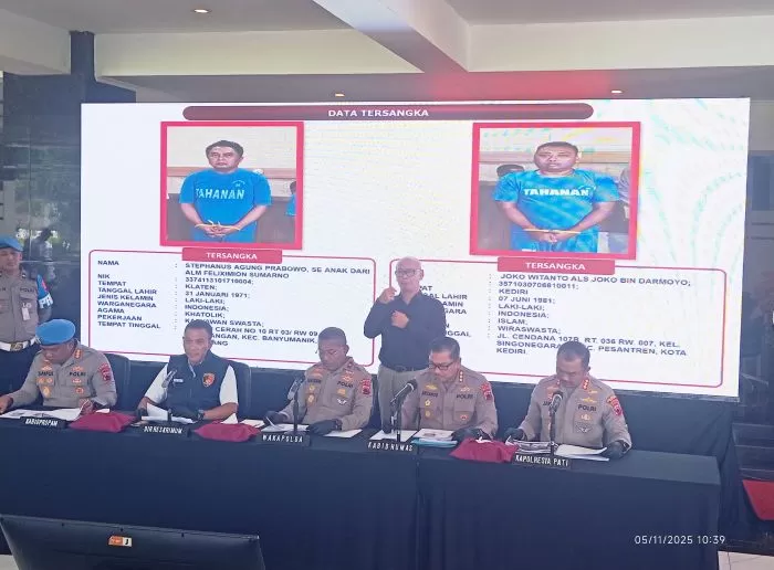 Suasana saat berlangsungnya press realis dengan latar belakang foto pelaku penipuan masuk Akpol.(Foto: Sukaryono)