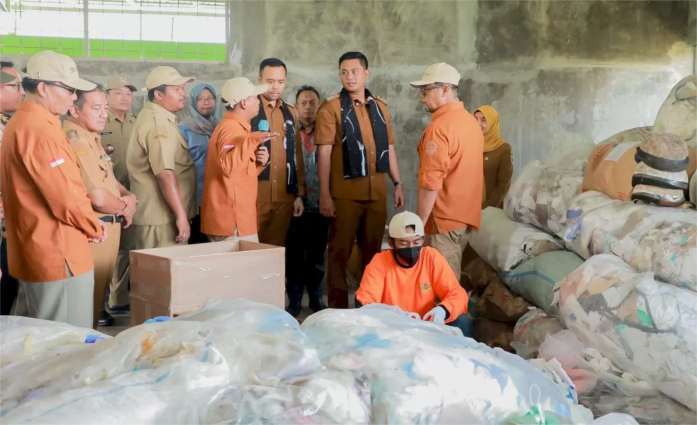Hamenang dan Benny melihat proses pengolahan sampah di Kemudo. (Sri Warsiti )
