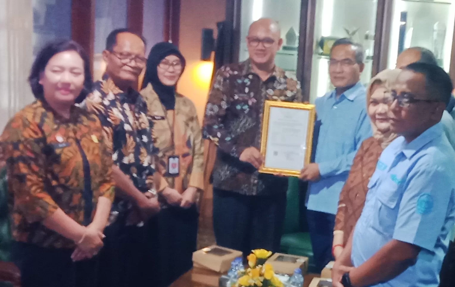 Foto.KR Judiman.                  Penyerahan Sertifikat IG untuk tatah sungging di ruang kerja Bupati Bantul    