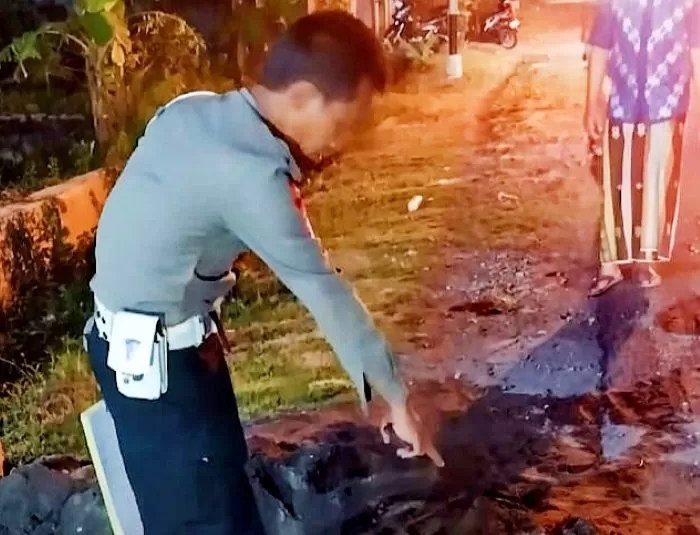 Petugas menunjukkan lokasi kecelakaan lalu lintas.  (Judiman)