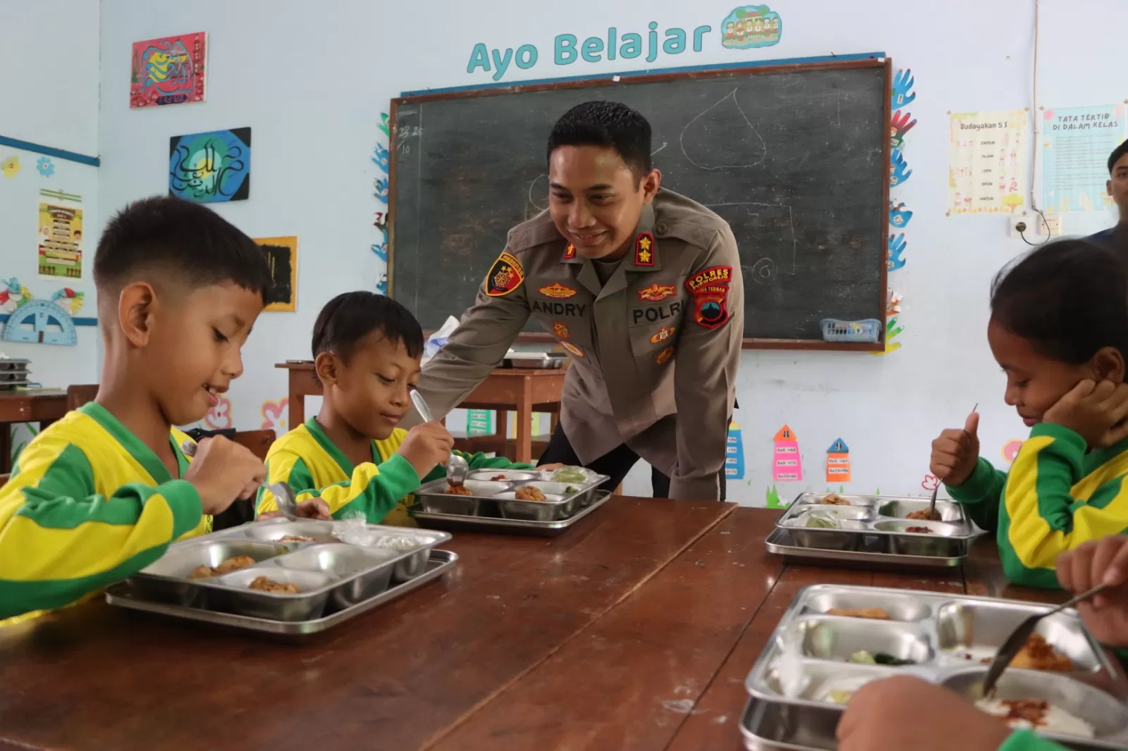  Kapolres Purworejo AKBP Andry Agustiano, S.I.K., M.Si saat memantau penyaluran MBG di SD Brenggong, Purworejo.  (Istimewa)