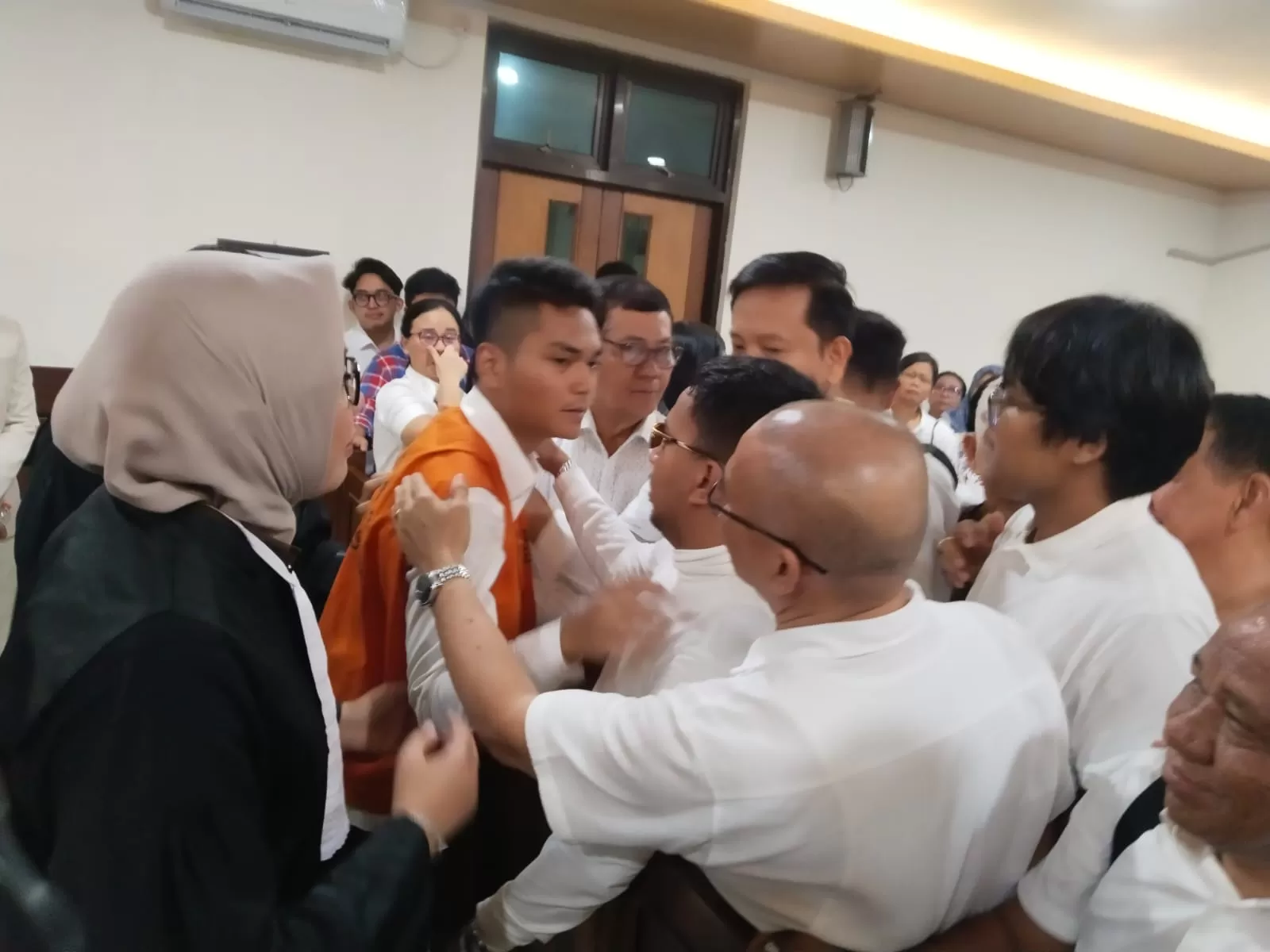 Christiano Tarigan dipeluk keluarga  usai divonis 14 bulan oleh majelis hakim di PN Sleman (Tomi)
