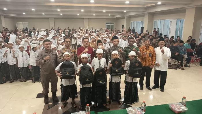  Para peserta khitanan massal menerima bingkisan (foto:Abdul Alim) 