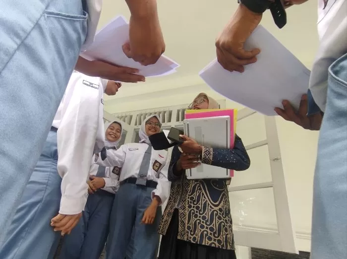 Siswa-siswi SRMA 19 Bantul sedang berdialog dengan gurunya, Kamis (6/11/2025).   ( Surya Adi Lesmana)