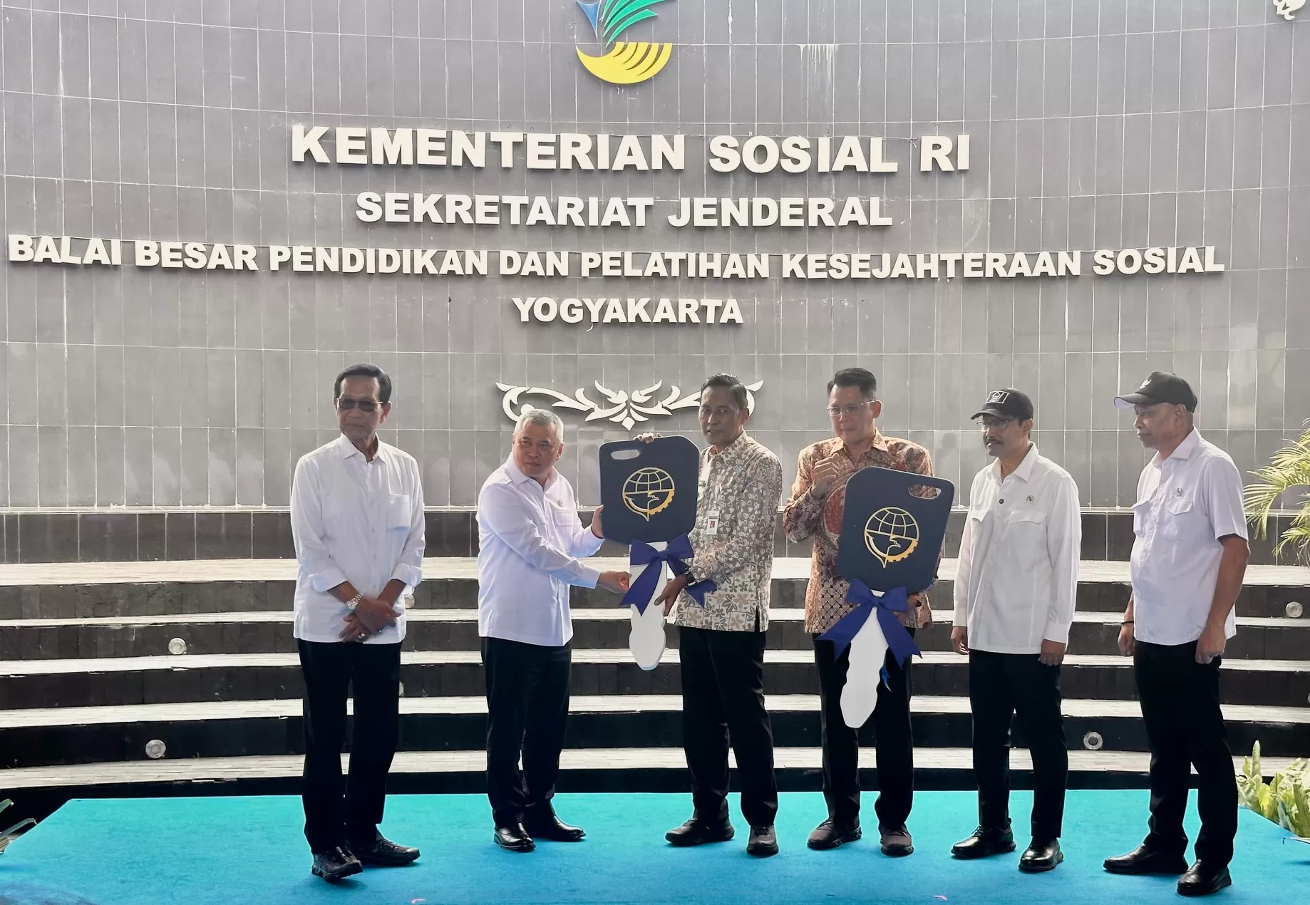 Menhub menyerahkan kunci dua bus sekolah untuk SR di DIY (Harminanto)