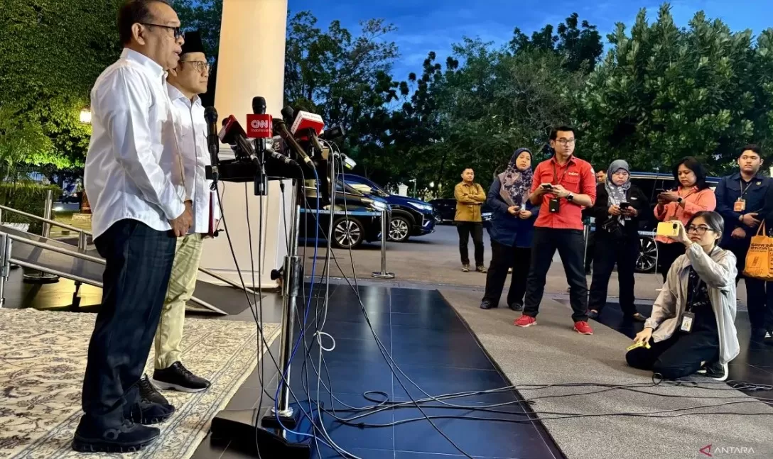  Menteri Koordinator Bidang Pembangunan Manusia dan Kebudayaan (Menko PMK) Pratikno (kiri) dan Menteri Koordinator Bidang Pemberdayaan Masyarakat Muhaimin Iskandar memberikan keterangan pers di Istana (ANTARA/Genta Tenri Mawangi.)