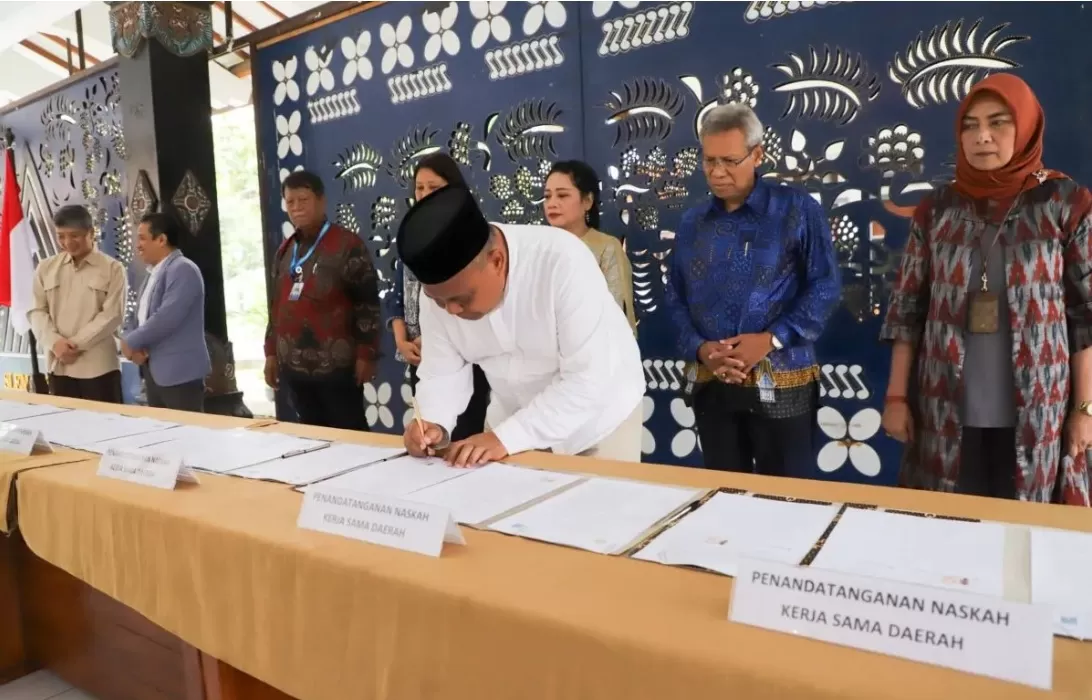     Bupati Sleman Harda Kiswaya saat melakukan penandatanganan naskah Kesepakatan Bersama dengan 52 pimpinan institusi pendidikan tinggi dalam program beasiswa Sleman Pintar di Pendopo Rumah Dinas Bup (ANTARA/HO-Bagian Prokopim Setda Sleman.)