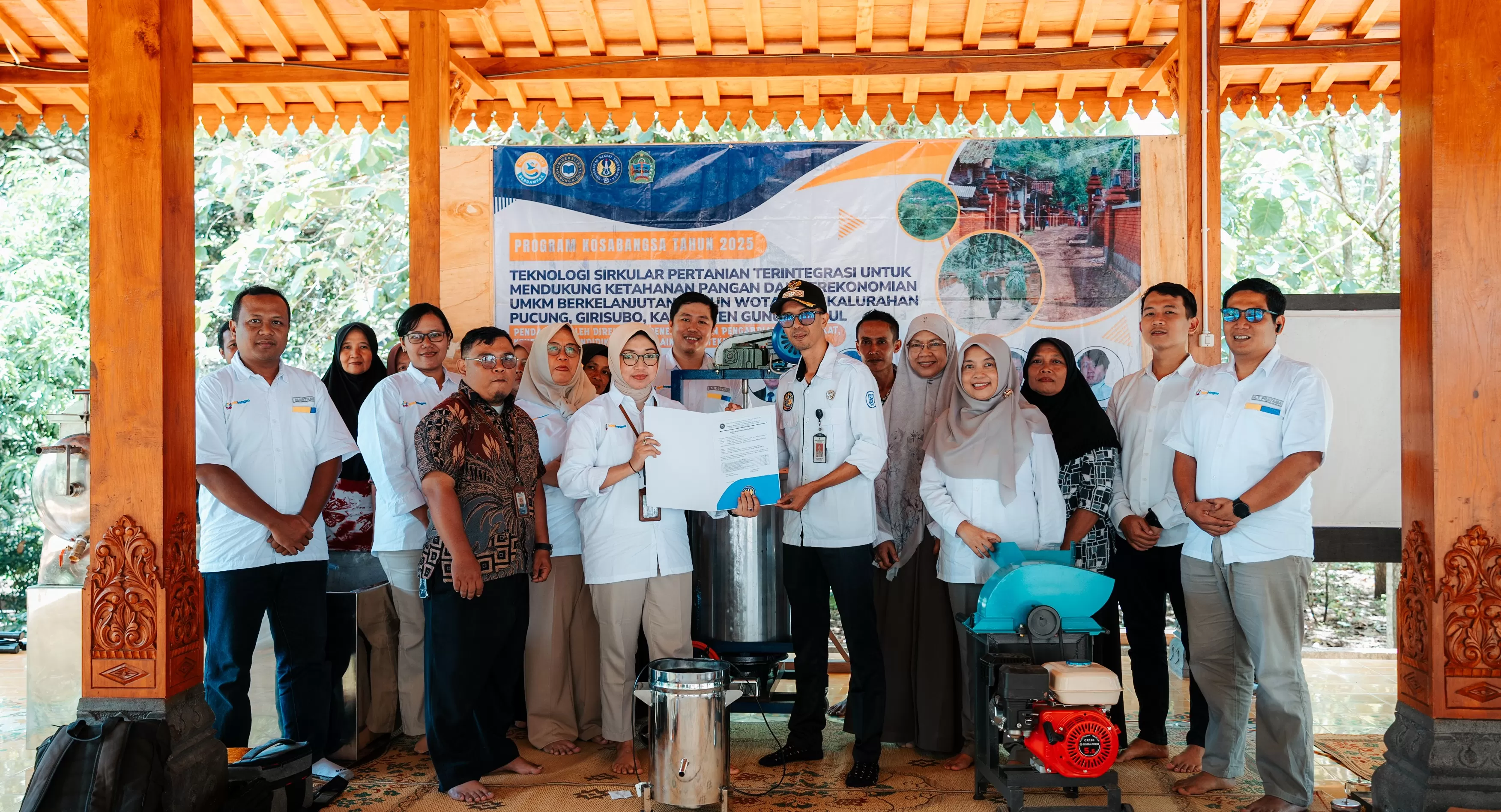 KRJogja.com-Istimewa Tim Kosabangsa menyerahkan bantuan peralatan.