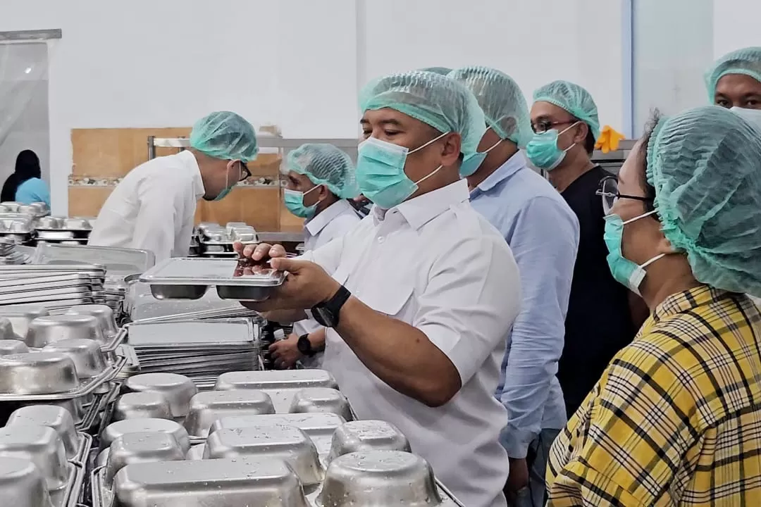  Ilustrasi peninjauan proses penyediaan Makan Bergizi Gratis  (foto: Laman resmi Badan Penyelenggaraan Jaminan Produk Halal))