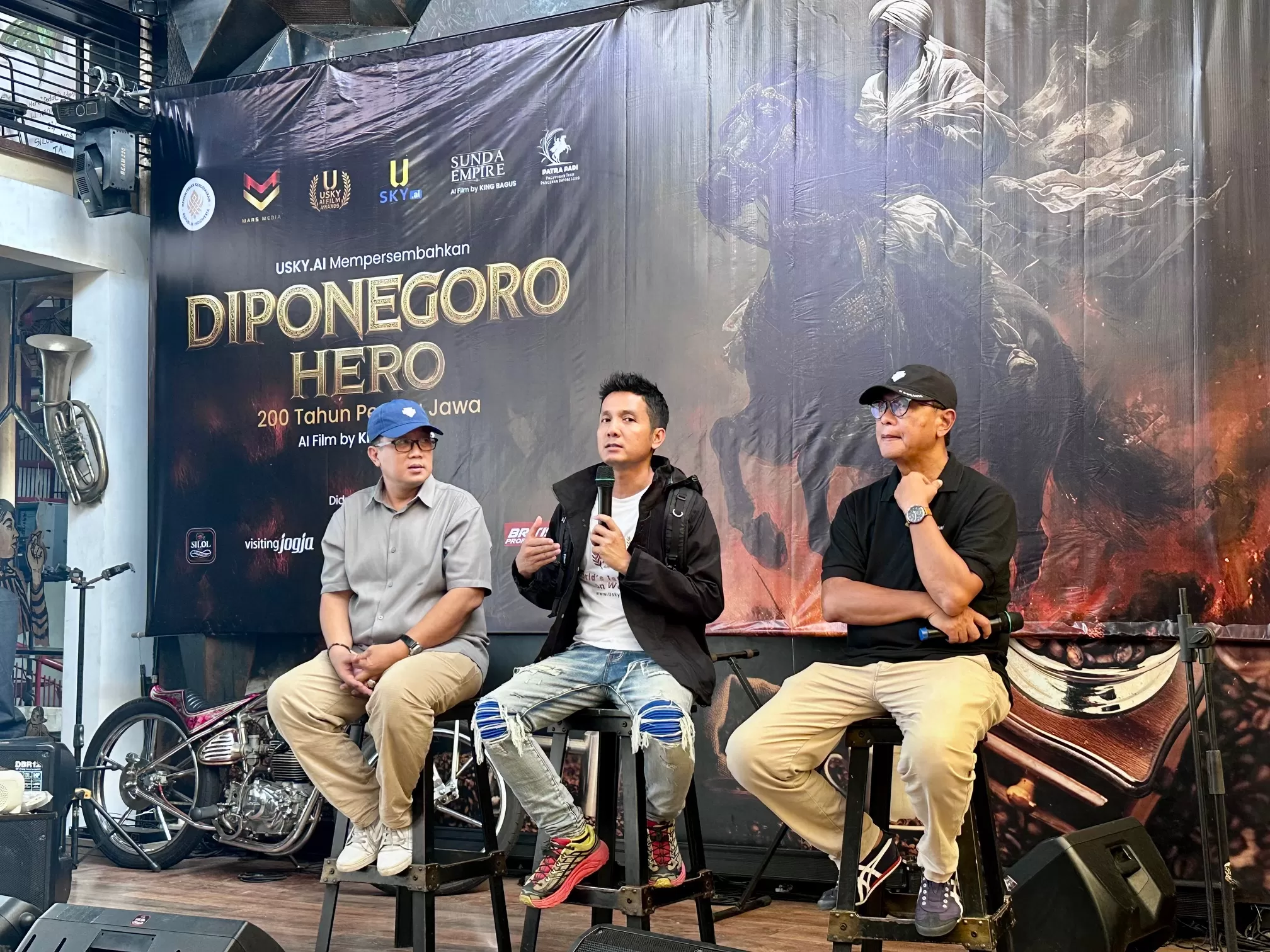  Penyelenggara saat memberikan pernyataan pada media (Harminanto)