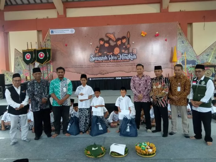 Sunatan Massal di Wedomartani    (risbika putri )