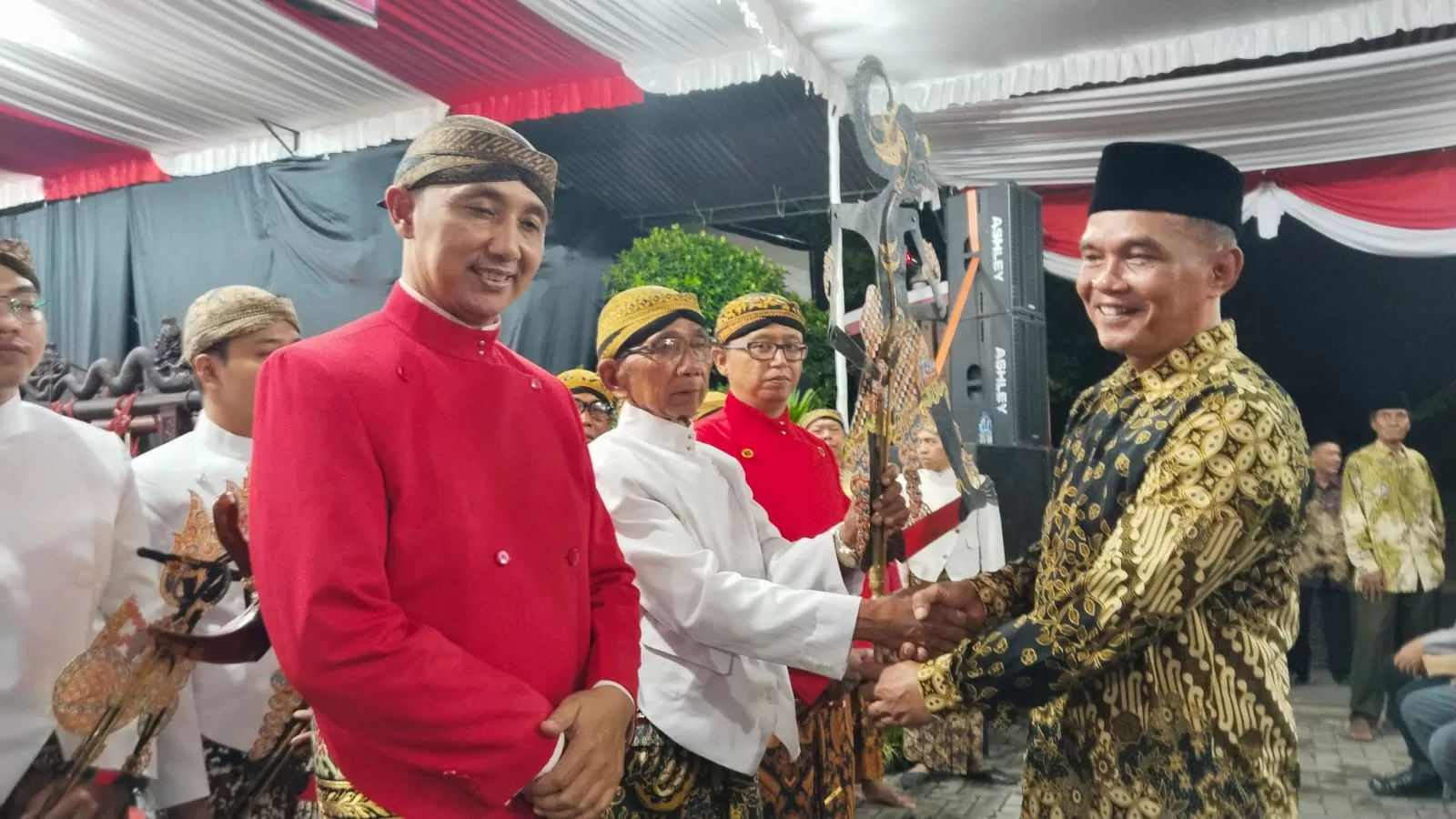  Ketua DPRD Jateng Sumanto menyerahkan bilah wayang kulit (foto:Abdul Alim)  