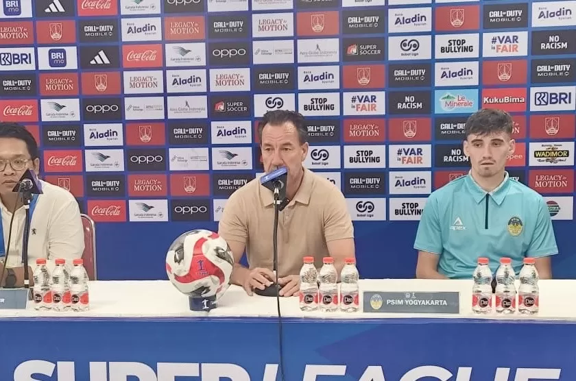 Van Gastel dan Deri Corfe usai laga Derby Mataram (Ist)