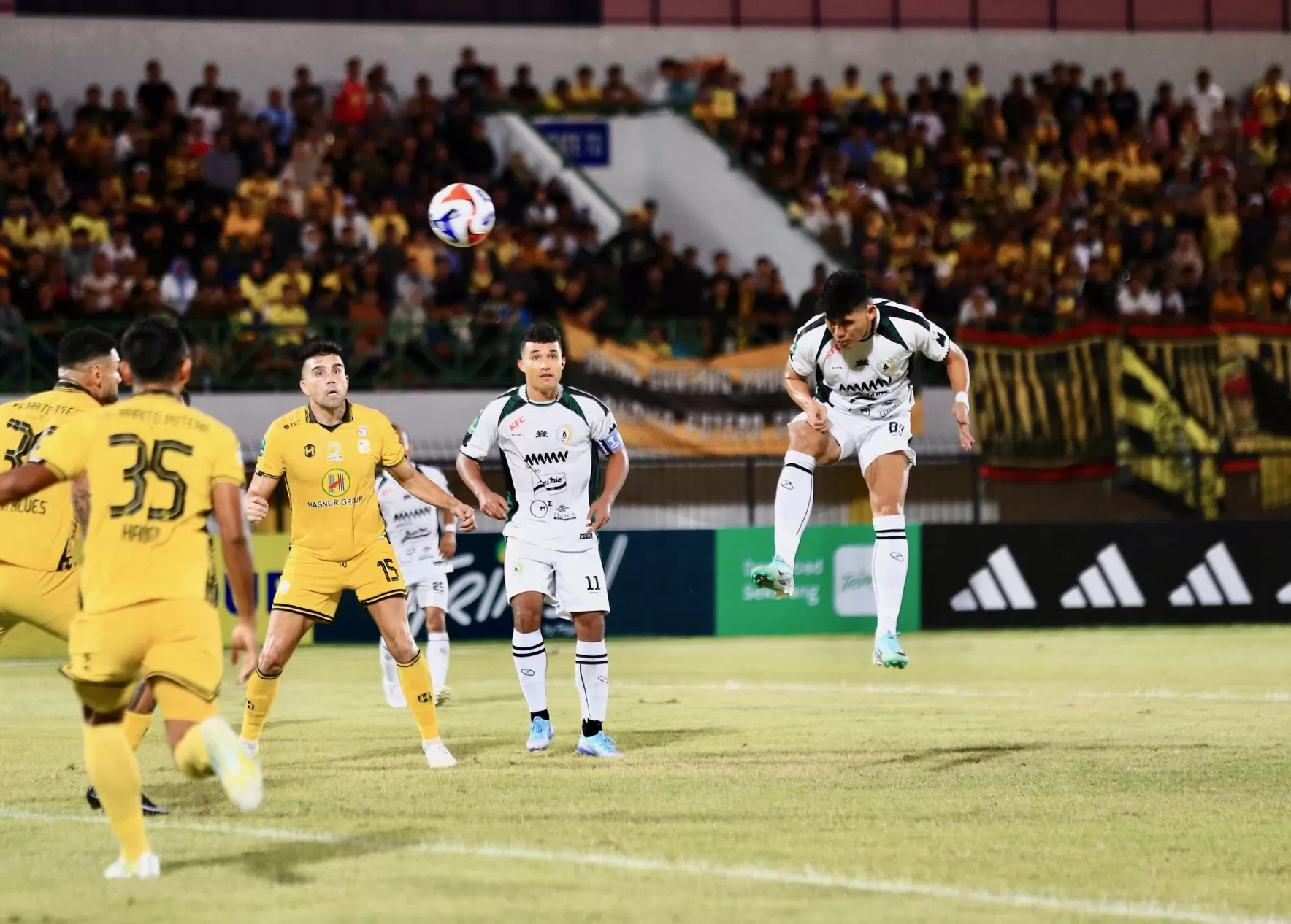 Irvan Mofu menyundul bola masuk ke gawang Barito Putera (ist)