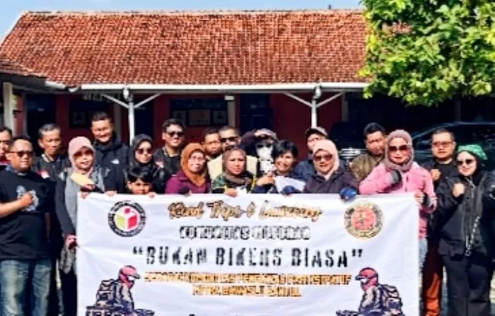 Personel Bawaslu Bantul bersama komunitas Bukan Bikers Biasa. (Istimewa)