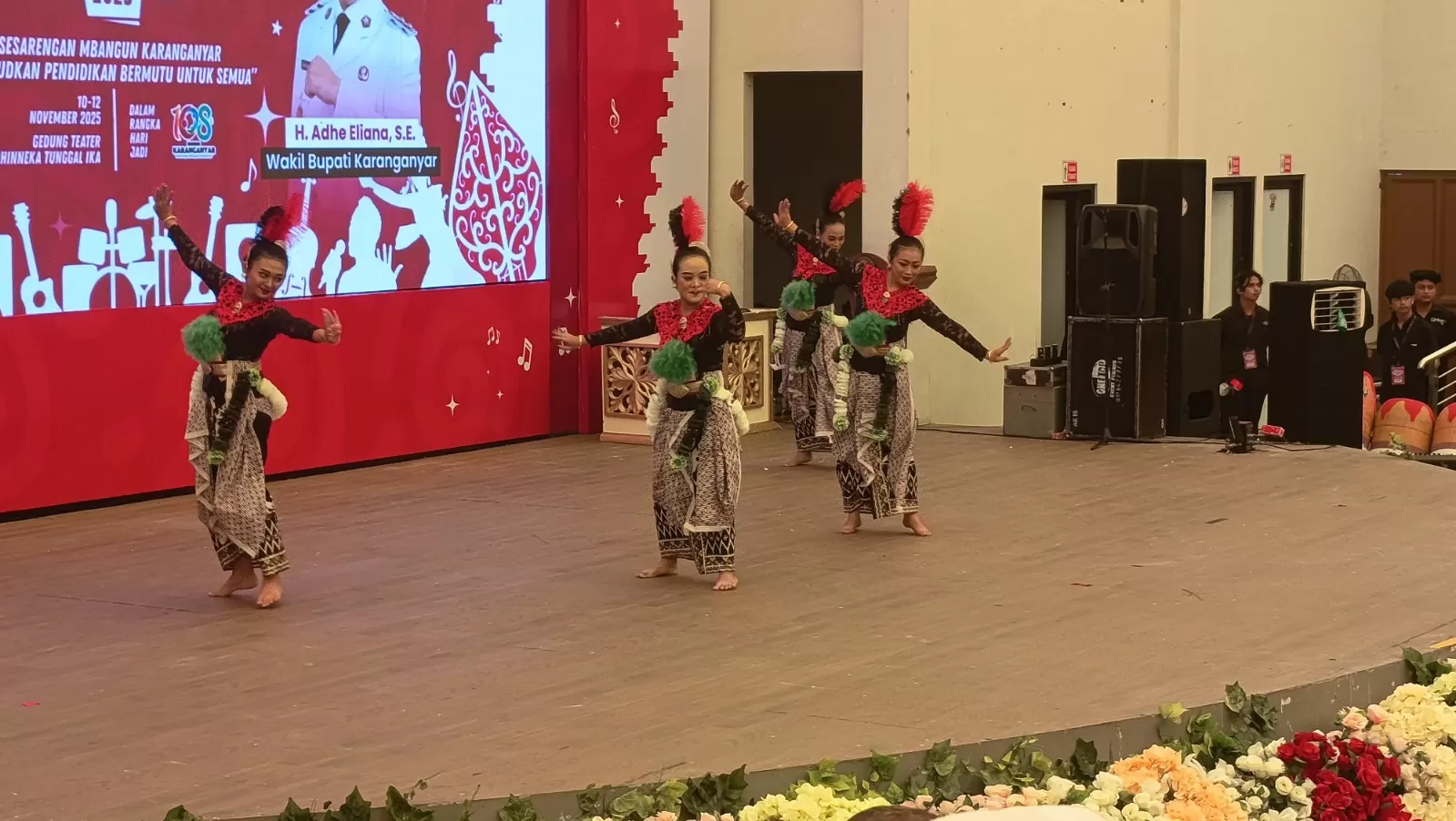  Tarian Karang Kumandang membuka ajang kreativitas pendidikan Karanganyar (foto: Abdul Alim) 