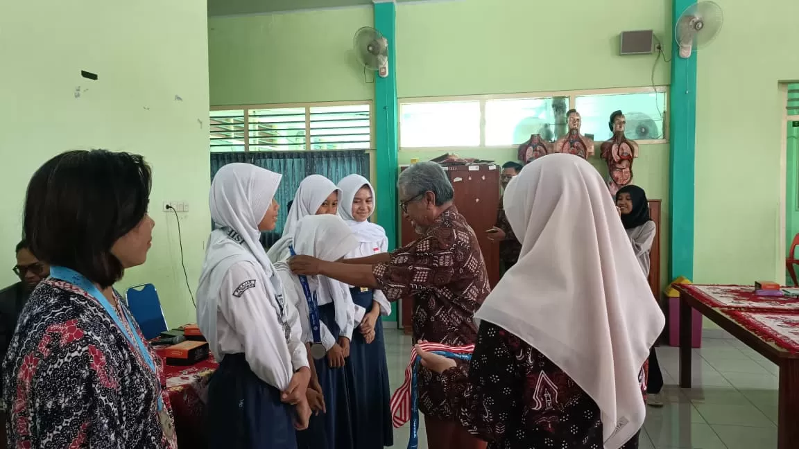 Sesi penyerahan medali secara simbolis yang dilakukan oleh Kepala Sekolah Abdurrahman, S.Pd., M.Pd.Si., kepada siswa-siswi yang berprestasi. (Sumber foto: Agito)