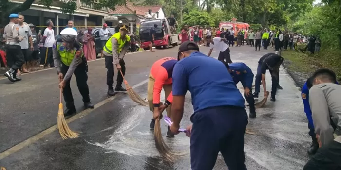 Proses pembersihan tumpahan solar pasca laka maut di depan Pasar Kalijambe, Kecamatan Bener, Purworejo yang dinilai cukup membahayakan pengguna jalan.    