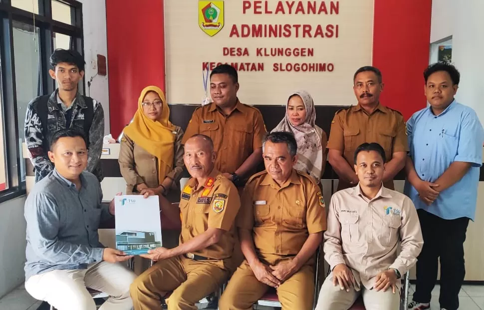 Penyerahan Rencana Kegiatan PKM-PM BEM dari Tim Pengabdian Universitas Tiga Serangkai dan BEM kepada Kepala Desa Klunggen (Istimewa)