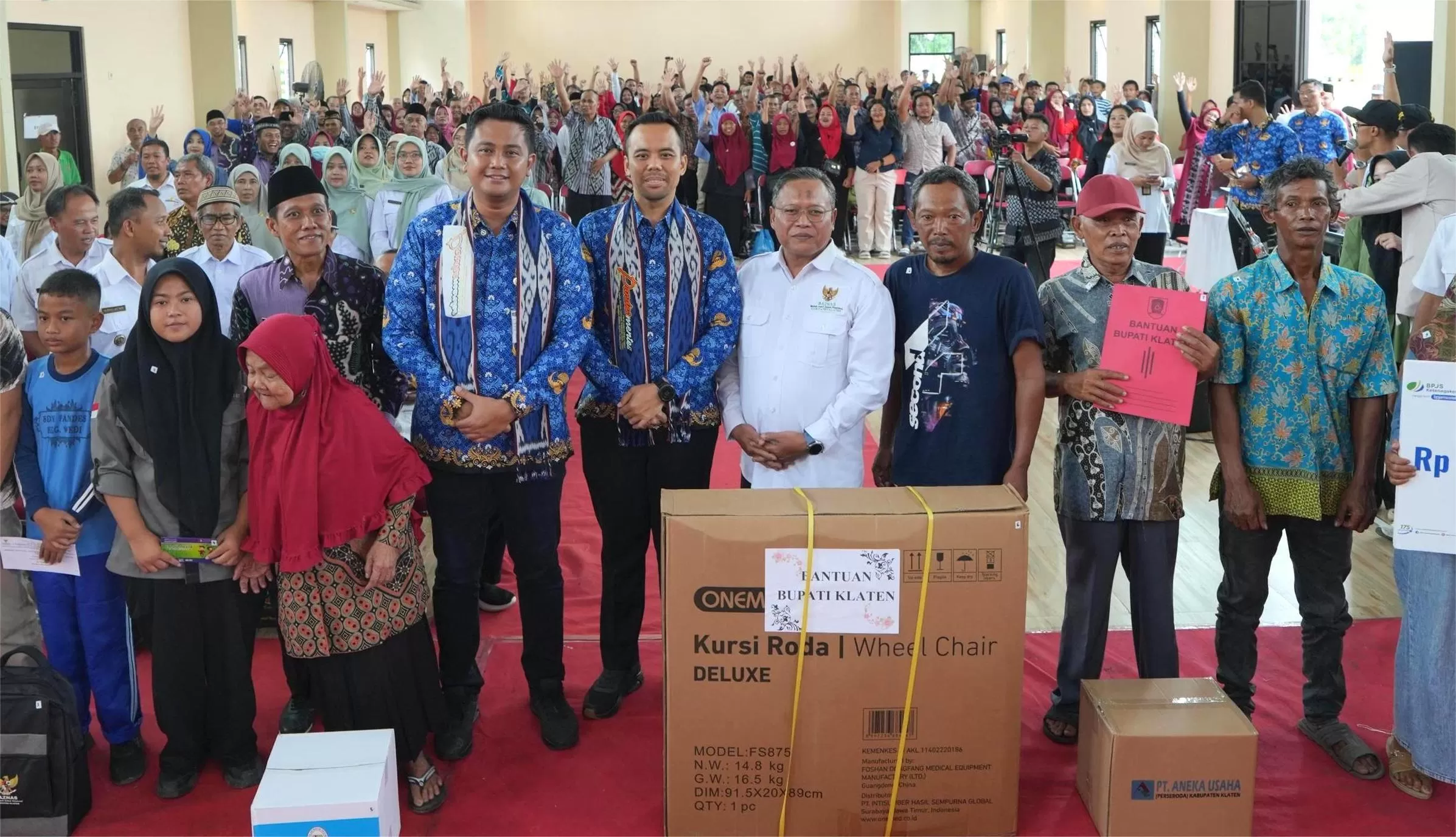 Hamenang dan Benny bersama masyarakat Pandes    (Sit)