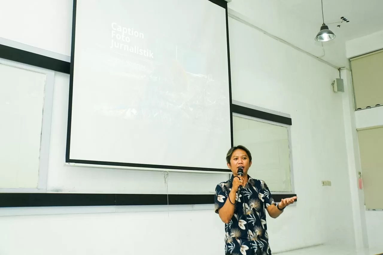   Pewarta foto ANTARA DIY Andreas Fitri Atmoko memaparkan materi caption foto jurnalistik saat Workshop Fotografi Jurnalistik bertajuk &ldquo;Jelajah Imaji Teman ANTARA: Merangkai Kisah Humanis Menjadi Insp (ANTARA/Rahid Putra Laksana)
