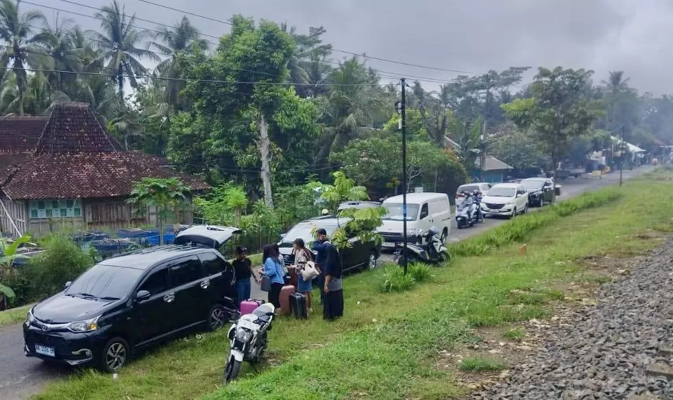 Penumpang dialihkan menggunakan mobil online untuk sampai di YIA (ist) 