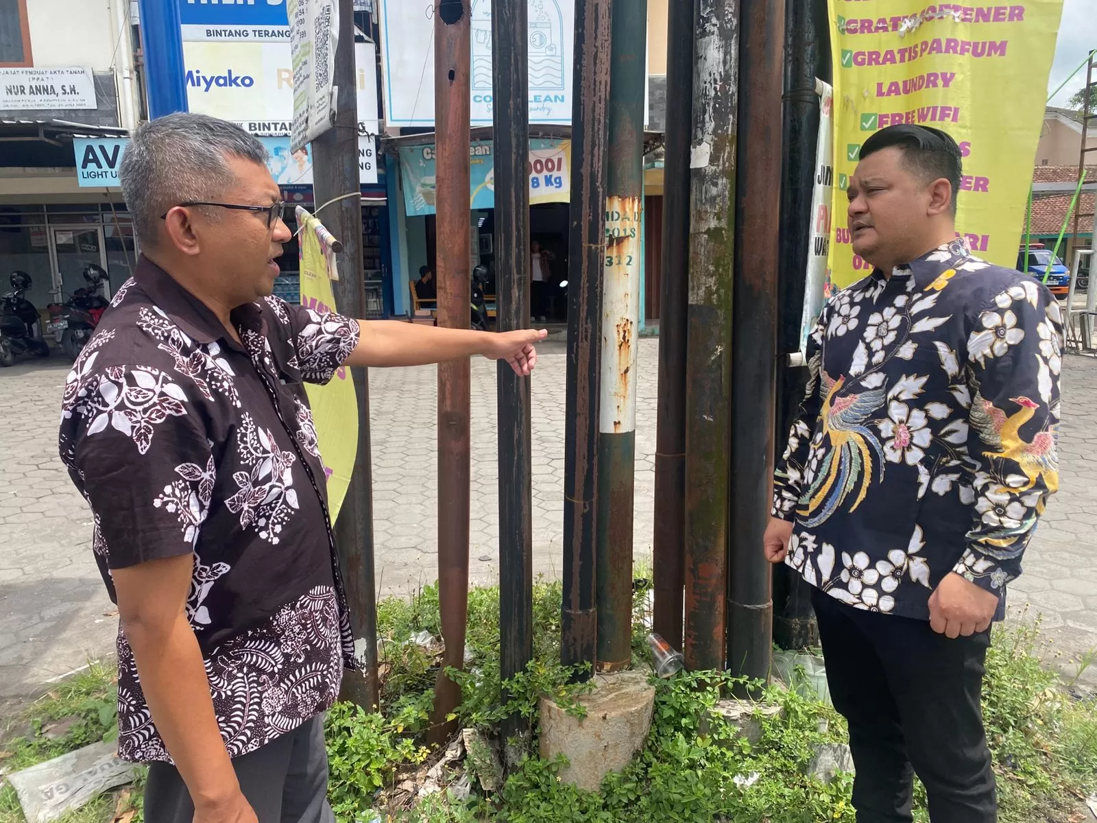 KR-Saifullah Nur Ichwan Shodiqul Qiyar bersama Dinas Kominfo dan perangkat Kalurahan Sidoarum meninjau kabel yang semrawut.