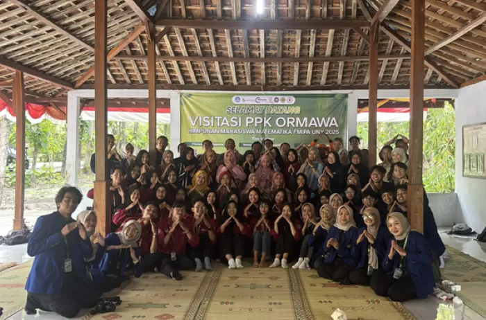 Foto bersama Tim PPK Ormawa HIMATIKA FMIPA UNY dengan Belmawa usai kegiatan vitiasi lapangan  (Foto: Tim PPK Ormawa HIMATIKA FMIPA UNY)