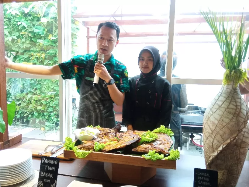 Foto: Risbika Putri Caption: Chef Edi menjelaskan menu Rahang Tuna di Hotel Satoria Yogya
