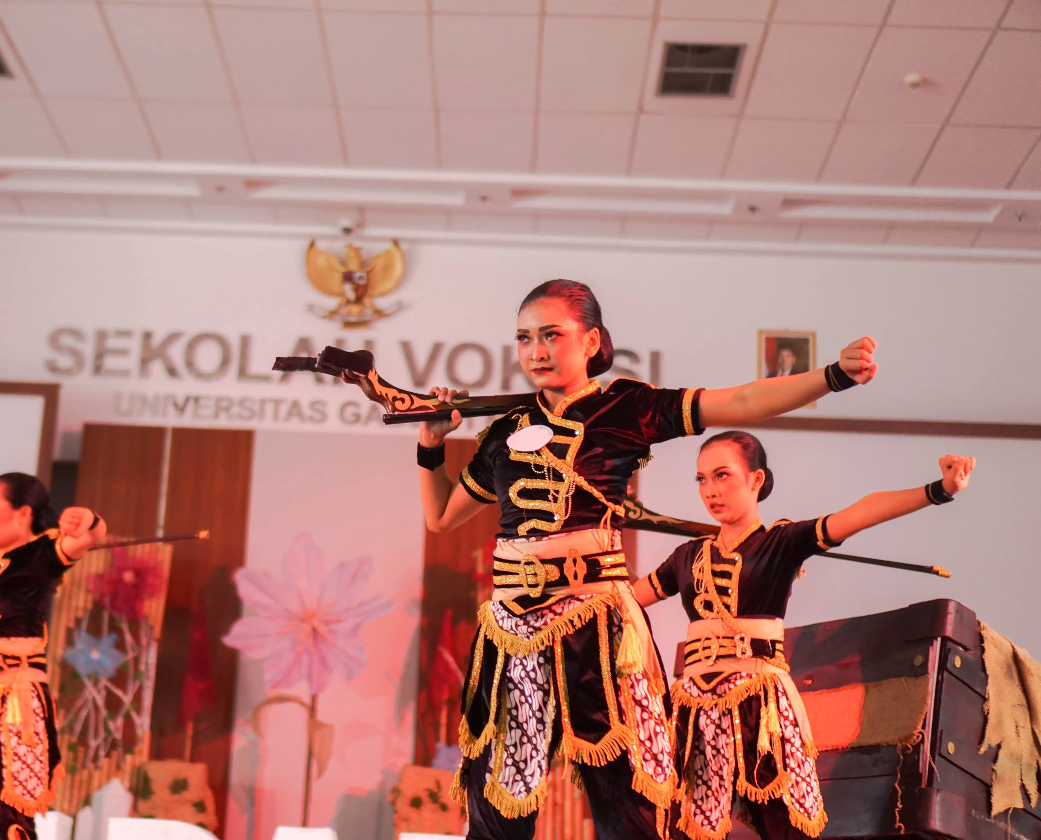 penampilan lomba Tari kreasi pada Olimpiade Pariwisata ke-13 di Sekolah Vokasi Universitas Gadjah Mada pada tahun 2024 (Foto Dokumen)