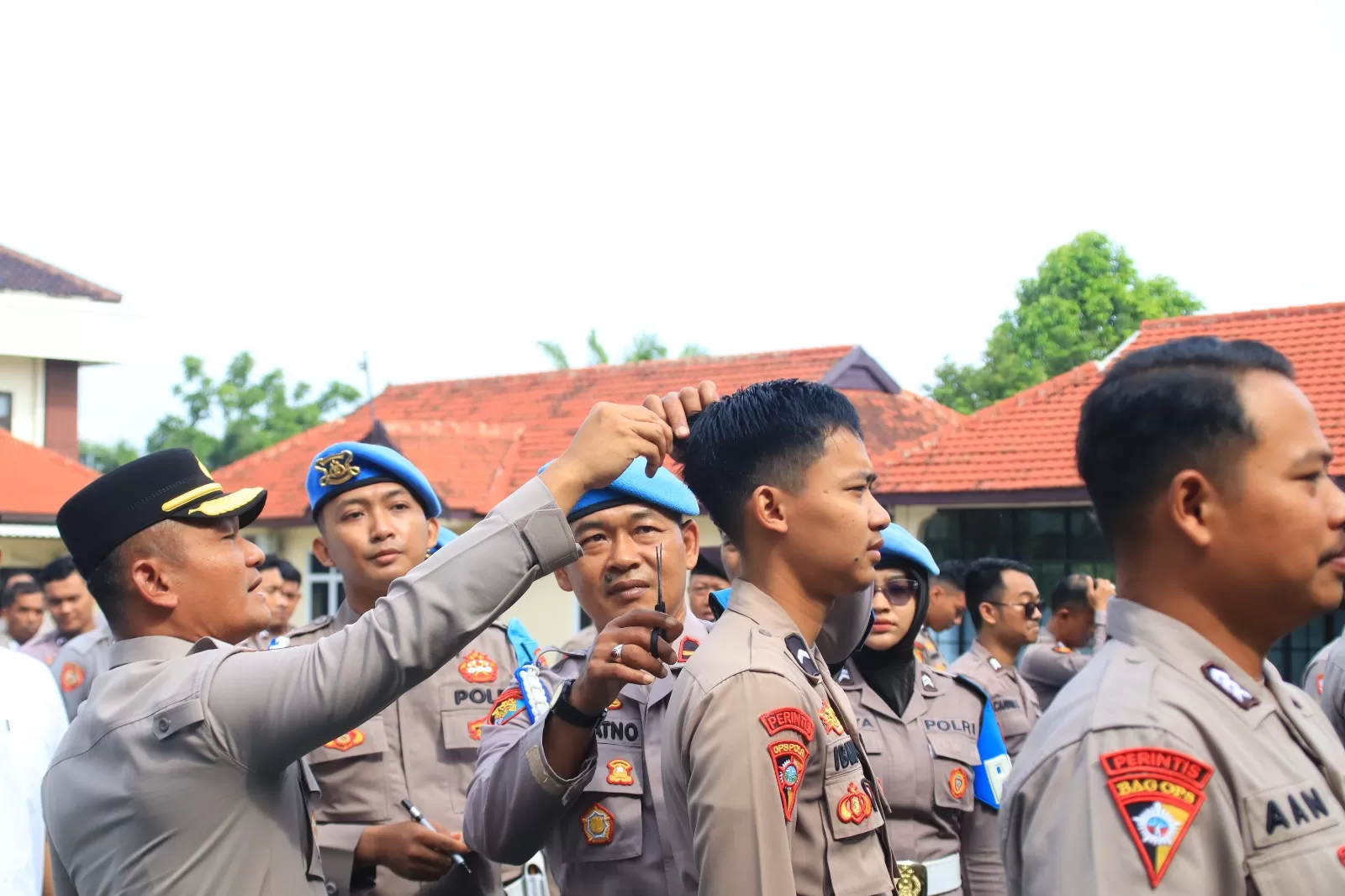 Rambut anggota dipanggkas Propam (foto:Abdul Alim) 