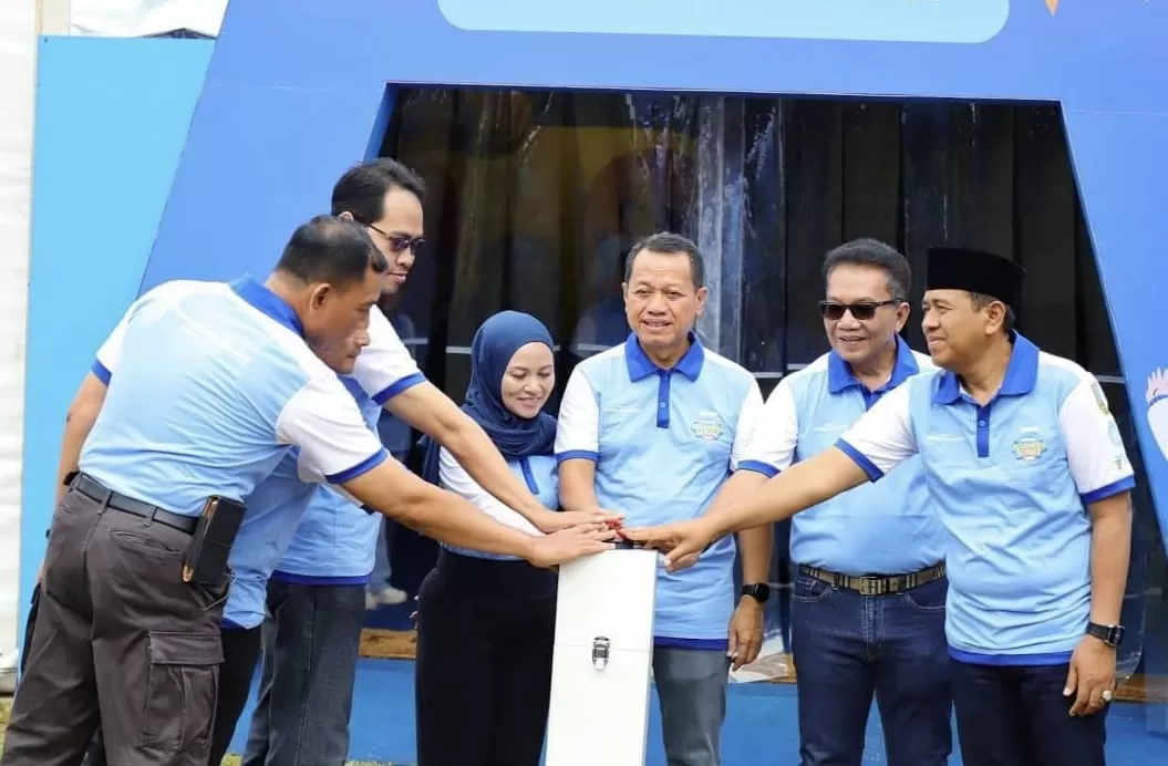 Bupati Kudus Samani Intakoris (tengah) membuka acara MilkLife Festival Keluarga Sehat 2025 di Alun-alun DSimpang 7 Kudus, Sabtu (15/11). --(Foto: Muhammad Thoriq)-