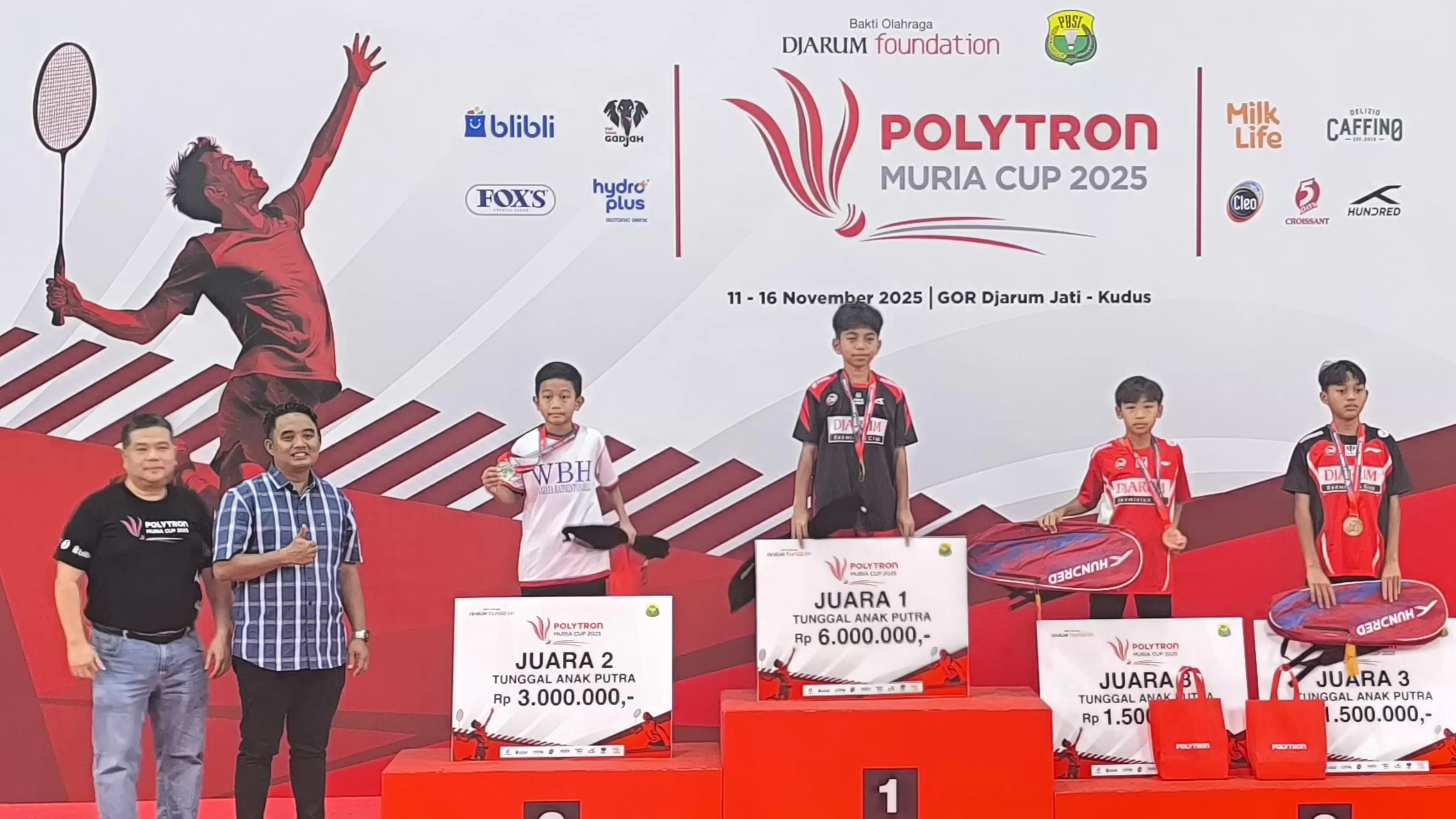 Perwakilan Juara PB Djarum melalui pemain Tunggal Anak Putra U-13 Gavriel Aldrich Alharon Labatar (tengah).-(Foto: Muhammad Thoriq)&mdash;