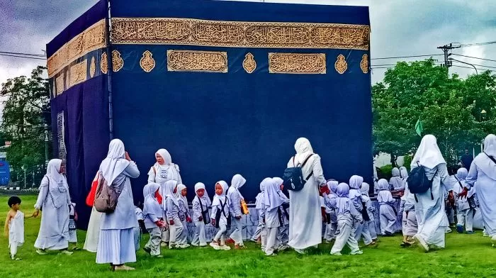  Peserta simulasi thawaf mengelilingi duplikat Ka' bah.  (Judiman)