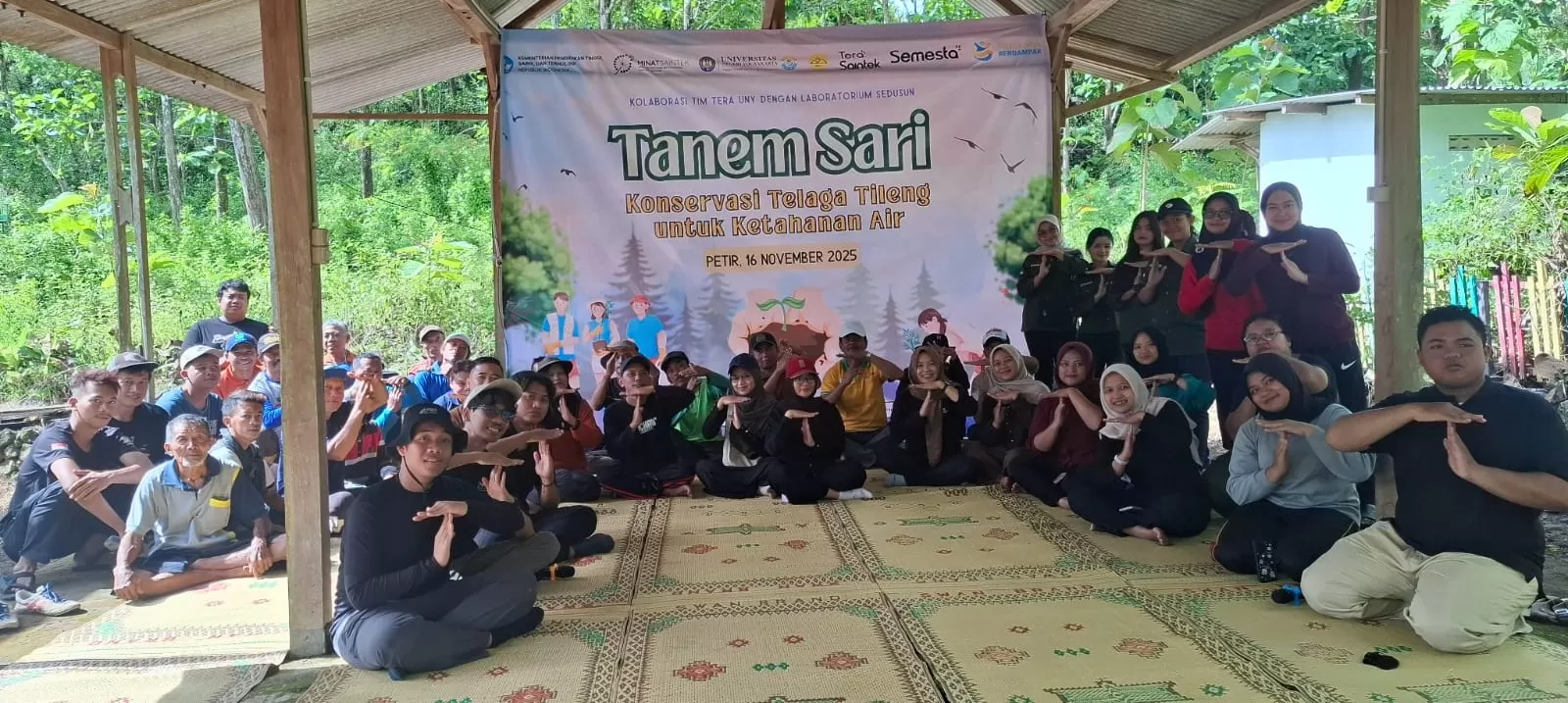 Tim UNY bersama lurah, karangtaruna, warga sebelum penanaman pohon. (Dedy EW)