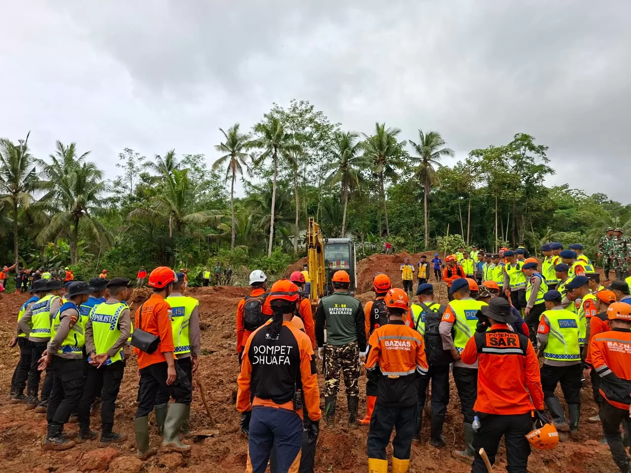 Disaster Management Center (DMC) Dompet Dhuafa terus menyisir sejumlah korban tanah longsor yang menimpa Dusun Cibuyut dan Tarukahan, Desa Cibeunying, Kecamatan Majenang, Kabupaten Cilacap. (Foto Dok)
