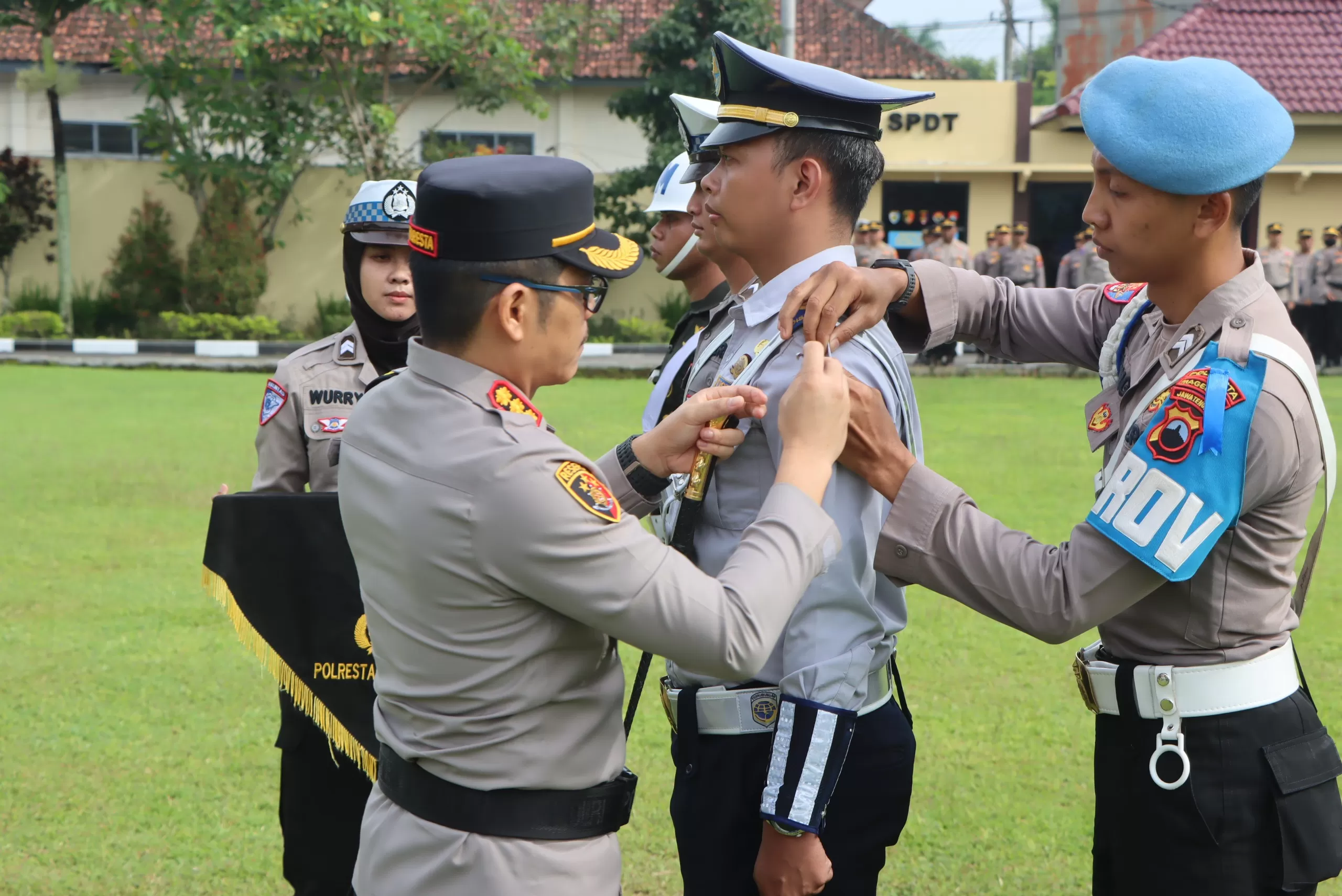 Kapolresta saat menyematkan pipa di pundak perwakilan peserta apel. (Thoha)