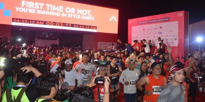 Ribuan peserta saat dilepas dari garis start, Minggu pagi.