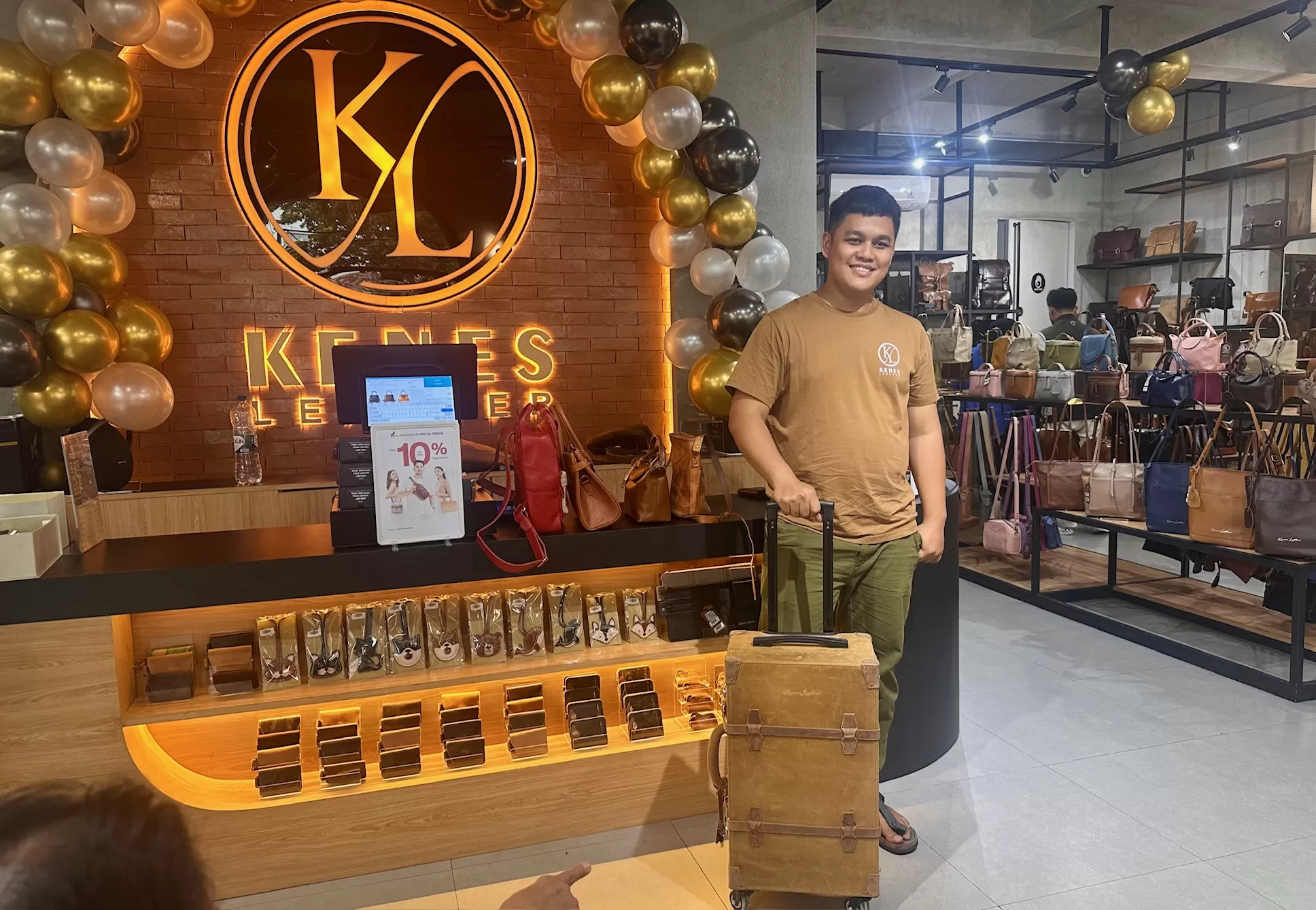 Bagus Feriyanto bersama produk kreasinya di Kenes Leather (Harminanto)