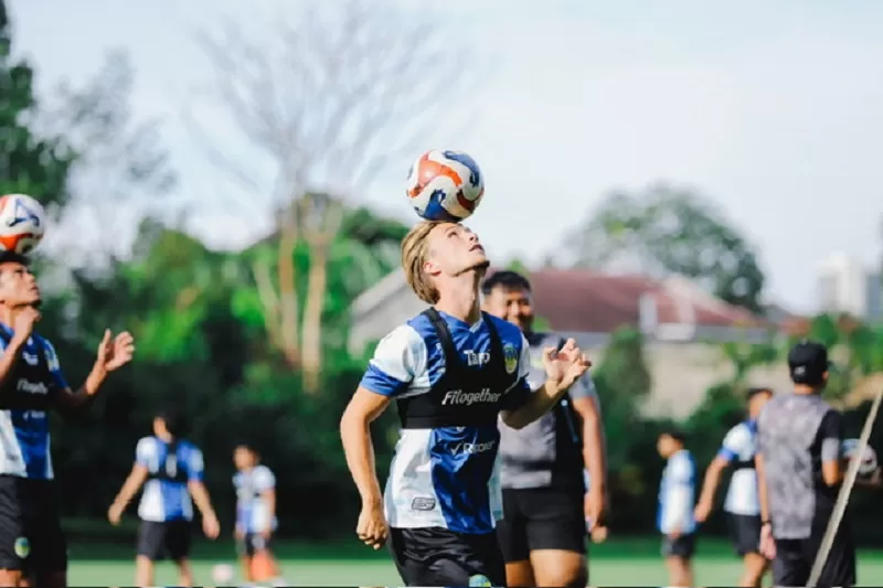  Donny Warmerdam saat latihan sebelum cidera