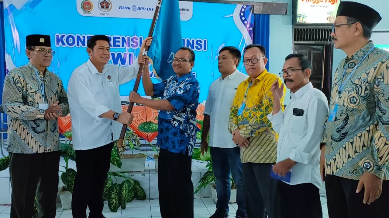 Menyerahkan  Pataka PWI, Zulkifli Gani Ottoh, Kabid Organisasi PWI Pusat kepada Hudono, Ketua Terpilih PWI Prov. DI Yogyakata masa bakti 2025-2030 (Foto: Dokumen PWI DIY)